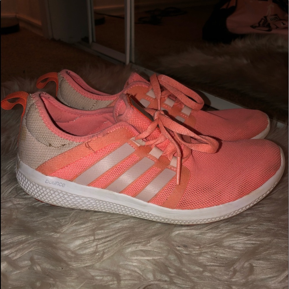 Tennis shoes